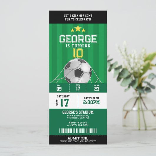 Voetbal verjaardagsfeestticket kaart (Staand voorkant)