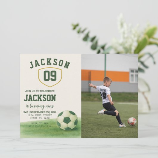 Voetbal verjaardagsuitnodiging voor kinderen met f kaart (Staand voorkant)