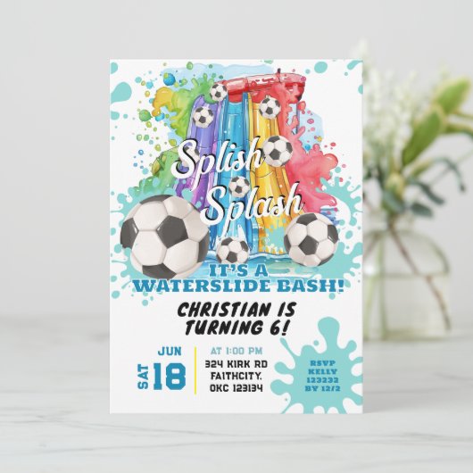 Voetbal Waterslide Pool Party Verjaardag Uitnodigi Kaart (Staand voorkant)