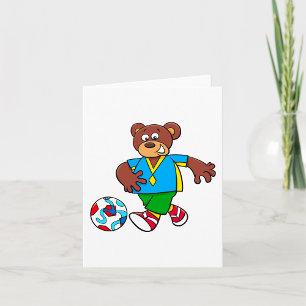 Voetbalbeer die voetbal speelt in sportoutfit kaart