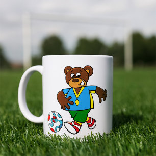 Voetbalbeer die voetbal speelt in sportoutfit koffiemok