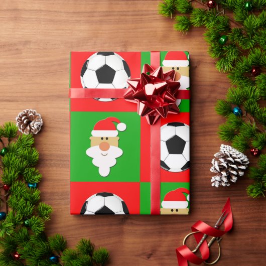 Voetballen en kerstmis rood en groen kerstfeest cadeaupapier (Feestdagen Geschenken)