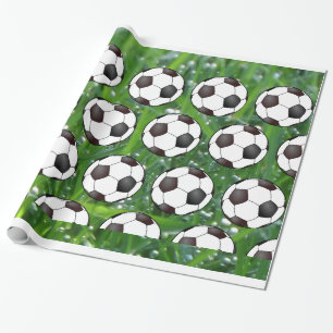 Voetballen in nat groen gras cadeaupapier
