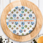 Voetballen Kinderen van Birthday Papieren Bordje<br><div class="desc">Voetbal thema verjaardagsfeestje borden! Dit schattige en kleurrijke voetballen ontwerp is perfect voor het voetbalfeest van je kleine kampioen! Personaliseer met de naam van uw kind, feest of gebruik als teamfeest en voeg uw teamnaam toe! Een leuk, custom party bord waar iedereen van kan genieten! Bijpassende feestartikelen verkrijgbaar in mijn...</div>