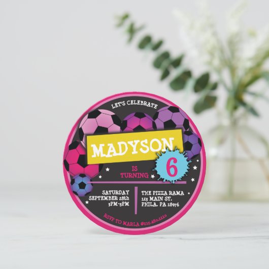 VOETBALLEN Meisjes Verjaardagsfeestuitnodiging Kaart (Staand voorkant)