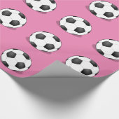 Voetballen op roze achtergrond cadeaupapier (Hoek)