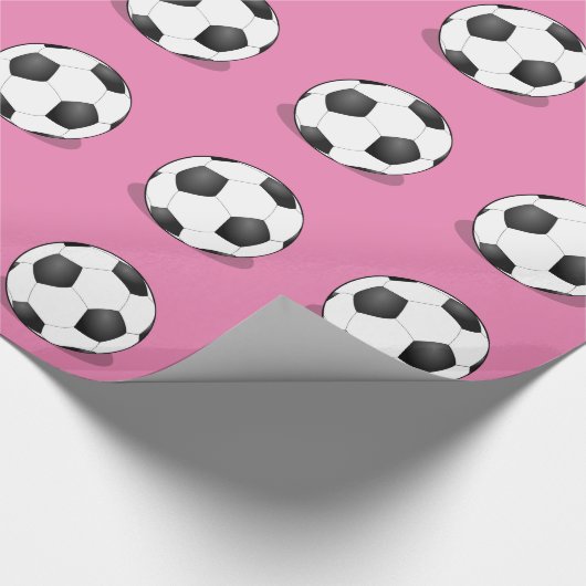 Voetballen op roze achtergrond cadeaupapier (Hoek)