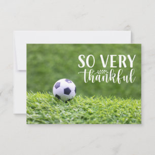 Voetballen zijn op groen gras bedankkaart