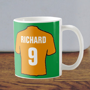 Voetbalshirt ontwerp in oud goud. koffiemok