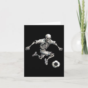 Voetbalskelet speelt voetbal Halloween-schedel Lie Kaart