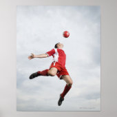 Voetbalspeler en voetbal in de lucht poster (Voorkant)