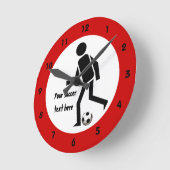 Voetbalspeler en zwarte en rode bal ronde klok (Hoek)