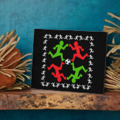 Voetbalspelers die naar het balpatroon lopen fotoplaat (Zijkant)