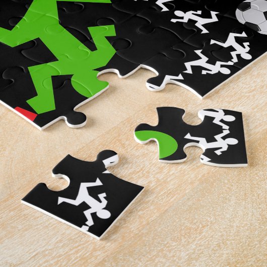 Voetbalspelers die naar het balpatroon lopen legpuzzel (Zijkant)