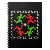 Voetbalspelers die naar het balpatroon lopen notitieboek (Voorkant)