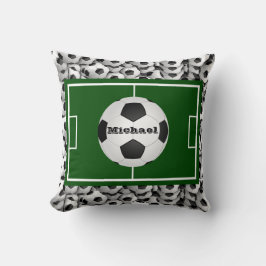 Voetbalveld en ballen gepersonaliseerd kussen
