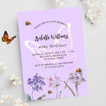 Voetbloemen roze vlinderpartij vlinder uitnodiging briefkaart<br><div class="desc">Een violette,  lavendere achtergrond. Gedemoreerd met bijen en schilderde wilde bloemen in viool,  roze en een grote vlinder. Pas een naam en partijdetails aan en voeg deze toe.</div>