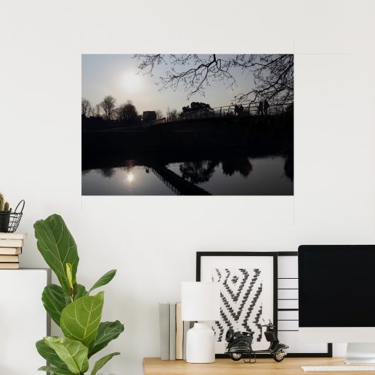 Voetbrug over een rivier poster (Thuiskantoor)