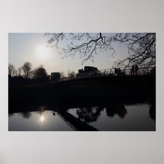 Voetbrug over een rivier poster (Voorkant)