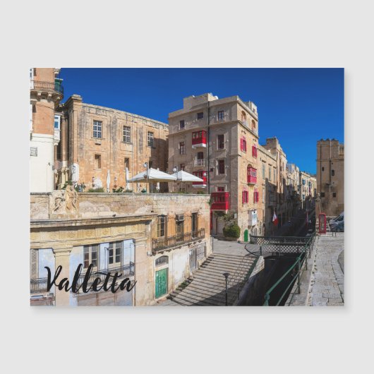 Voetbrug, smalle straat met trap in Valletta (Voorkant)