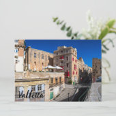 Voetbrug, smalle straat met trap in Valletta (Staand voorkant)