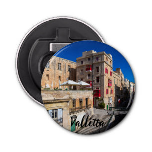 Voetbrug, smalle straat met trap in Valletta Button Flesopener