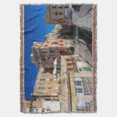 Voetbrug, smalle straat met trap in Valletta Deken (Voorkant Verticaal)