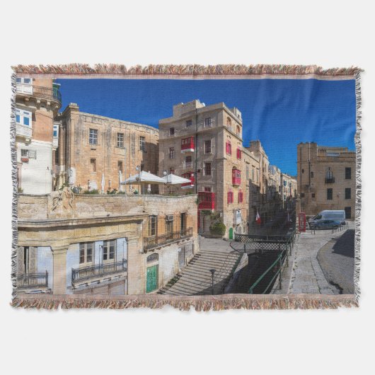 Voetbrug, smalle straat met trap in Valletta Deken (Voorkant)