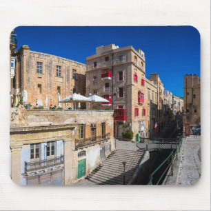 Voetbrug, smalle straat met trap in Valletta Muismat