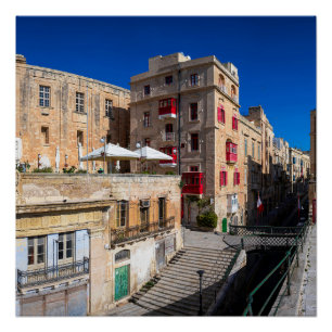 Voetbrug, smalle straat met trap in Valletta Perfect Poster