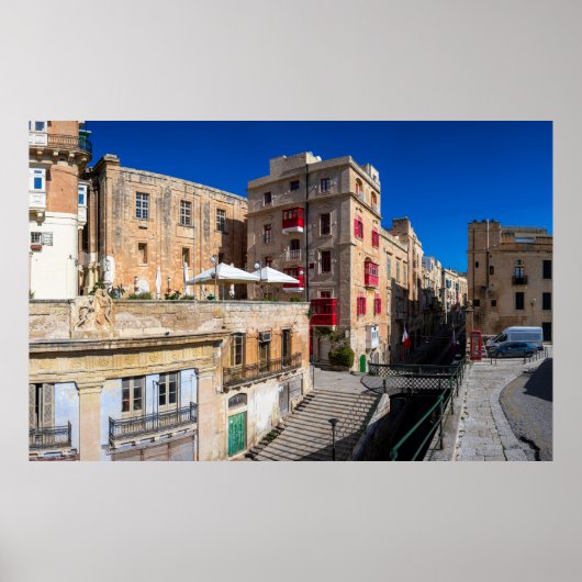 Voetbrug, smalle straat met trap in Valletta Poster (Voorkant)