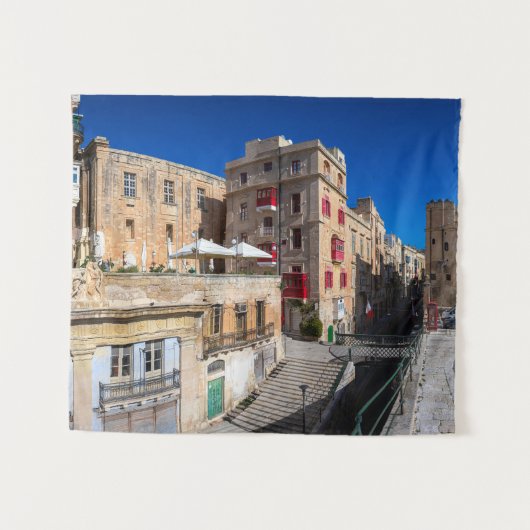 Voetbrug, smalle straat met trap in Valletta Wandkleed (Voorkant (horizontaal))