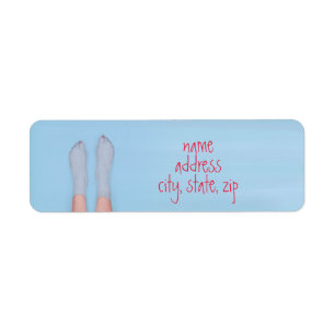 voeten die op het etiket van het koele water door