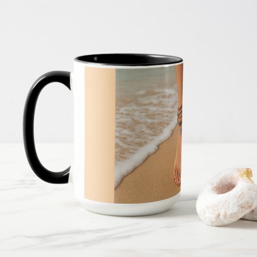 Voeten op het strand mok (Met donut)