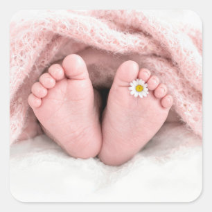 Voetjes van een babymeisje met een witte madeliefj vierkante sticker