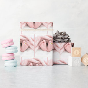 Voetjes van een babymeisje met een witte margriet cadeaupapier