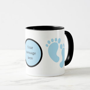 Voetjes van een schattige babyjongen voeg bericht mok
