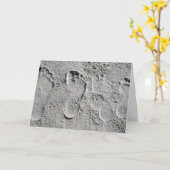 VOETPRINTS IN SAND=BIRTHDAY ZOALS VLAK OP DAG KAART (Gele Bloem)