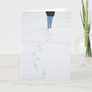 Voetstappen in de nieuwe sneeuwwinterkaart feestdagen kaart