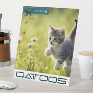 VOETTEKEN VAN QATTOOS RECLAMEBORD MET VOETSTUK