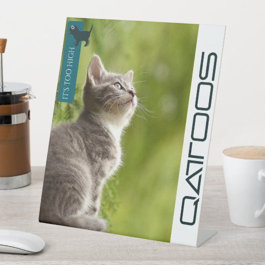 VOETTEKEN VAN QATTOOS RECLAMEBORD MET VOETSTUK (Insitu)