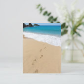 Voettreden op zandige stranden die naar blauw zee  briefkaart (Staand voorkant)