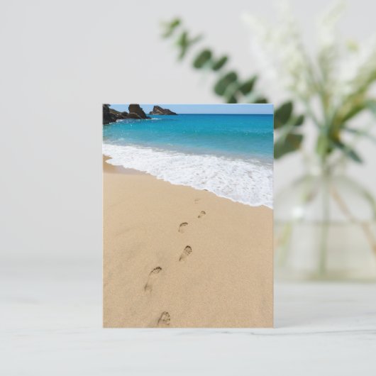 Voettreden op zandige stranden die naar blauw zee  briefkaart (Staand voorkant)