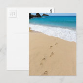 Voettreden op zandige stranden die naar blauw zee  briefkaart (Voorkant / Achterkant)