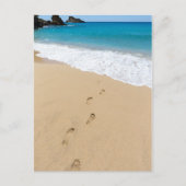 Voettreden op zandige stranden die naar blauw zee  briefkaart (Voorkant)