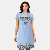 Voetvogel en witte bloemen op lichtblauw schort (Gedragen)