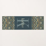 vogel & bloemist William Morris Yogamat<br><div class="desc">Dit eenvoudige maar elegante ontwerp voegt stijl toe aan uw trainingen, met zijn donkere, elegante, door William Morris geïnspireerde bloemmotief in saliegroen, zacht goud en rijke roest op een zwarte achtergrond. Voeg een naam en initiaal toe om het te personaliseren. Maak een geweldig verjaardagscadeau, kerstcadeau of Moederdag cadeau. Creëer door...</div>