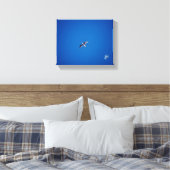 Vogel in de lucht #2 canvas afdruk (Insitu (Slaapkamer))