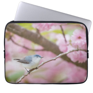 Vogel in roze bloesem laptop sleeve