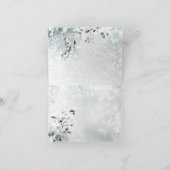 Vogel op sneeuwbijkantoor met kerst met bessen feestdagen kaart (Binnen)